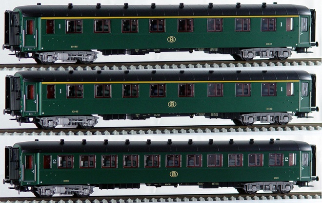 Set of 3 Passenger cars type I2<br /><a href='images/pictures/LS_Models/42109.jpg' target='_blank'>Full size image</a>